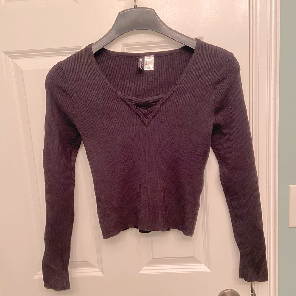 Laced V-neck fitted long sleeve